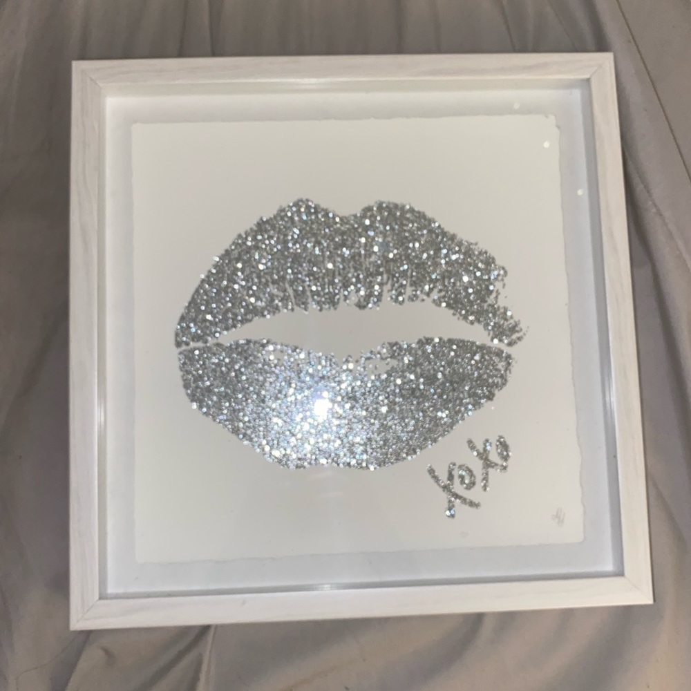 GLITTERY SILVER KISS WALL ART